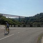 © Cycliste sur barrage des Fades - OT Combrailles
