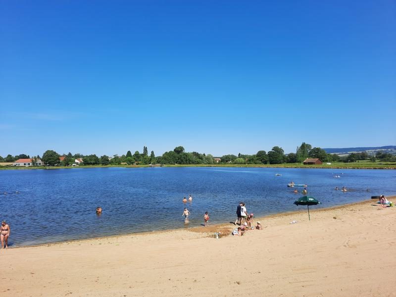 © Baignade - Plan d'eau de la Loge - Combrailles Auvergne Tourisme