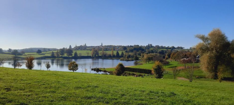 © Circuit poussette - Plan d'eau de la Prade Servant - Combrailles Auvergne Tourisme