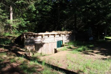 © Randonnée, la Résistance - Vue Saint-Julien- la-Geneste - Cabane de maquisard - Office de Tourisme des Combrailles