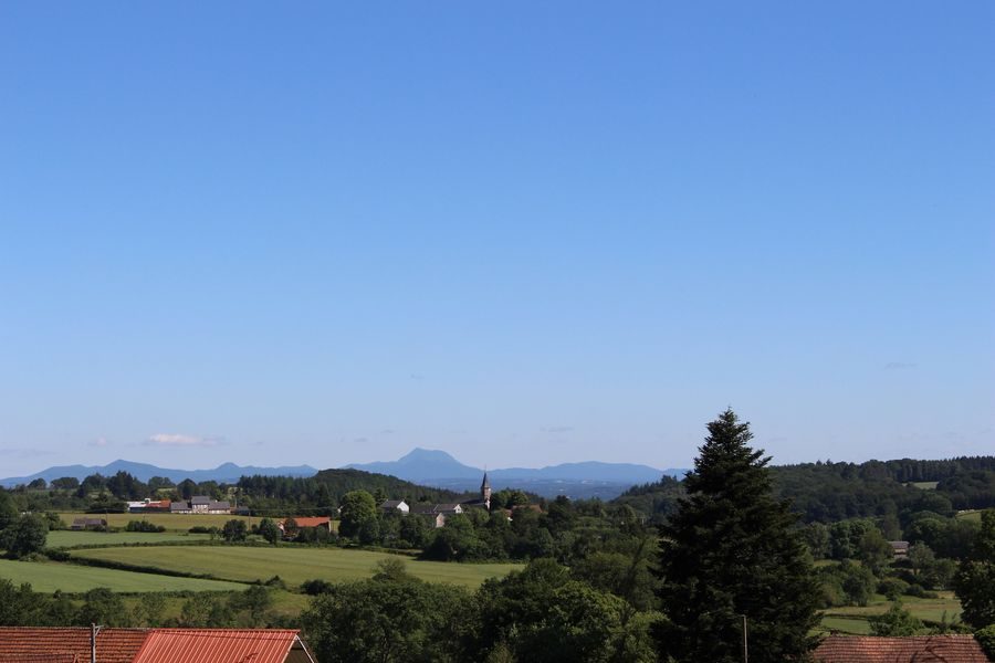 © Randonnée, la Résistance - Vue Saint-Julien- la-Geneste - Office de Tourisme des Combrailles